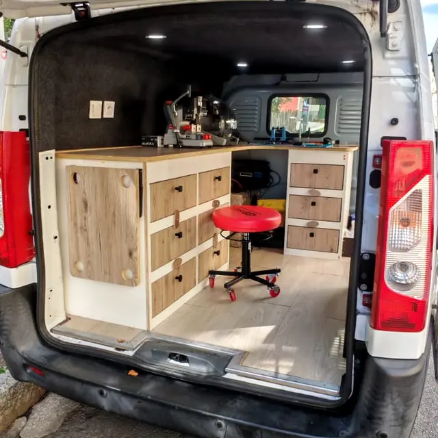 Le camion aménagé, portes arrière ouvertes