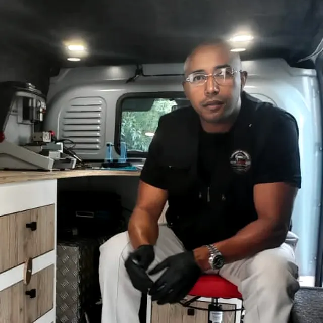 Yassine Macid, dans son camion aménagé