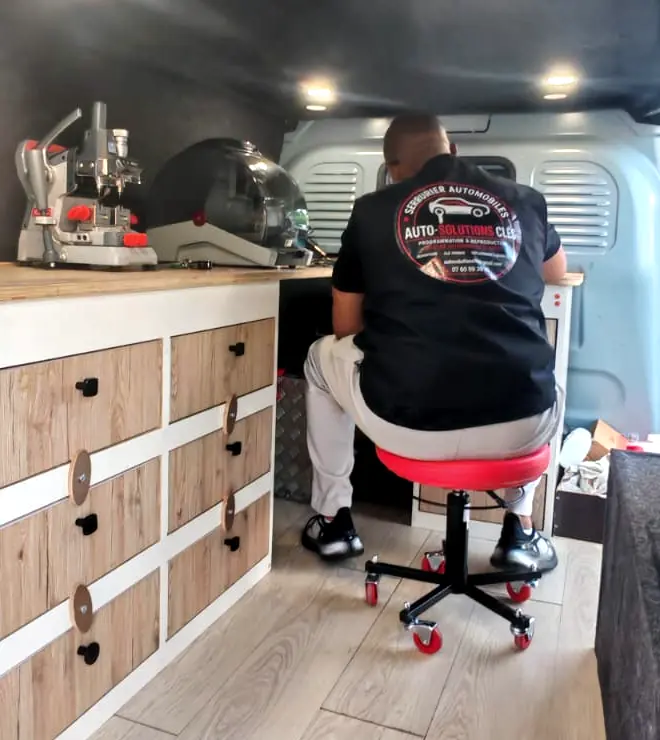 Yassine au poste de travail du camion